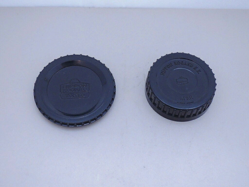【ご注意】商品は店頭・他ネットショップでも販売しておりますので、ご注文をいただいても売り切れの場合がございます。ご了承ください。ブランド名ニコン Nikon商品名レンズキャップ Nippon Kogaku キャップセット商品説明Nippon Kogaku 希少なキャップセットです。（富士山マーク） 使用に問題ありません。 外観は、経年なりの細かいキズがあります。保証期間10日間（初期返金保証）コンディションレベルB（並品）コンディションの備考【全体】目立つ箇所や場所にキズや擦れ・汚れなどが見当たり、素材自体のコンディション劣化の見られる商品ですが、まだお使い頂ける商品です。※お客様のご都合による返品は受け付けておりません。※目立つキズ、汚れ等は写真等で記載するよう心がけておりますが、中古品の特性上、細かいキズ・汚れ等を全ては表記できません。表記コンディションをご理解のうえ、ご購入くださいませ配送方法宅配便商品番号cbd116738193在庫お問合せ先【ワットマンカメラ 横浜カメラ買取センター】　045-620-8914【ご注意】当社オンラインショップ以外で情報、商品写真、画像、文章等を無断で転用しているページは偽サイトであり当店とは一切関係がございませんのでご注意ください。接続先のURLをご確認ください。楽天市場URL：https://www.rakuten.co.jp/楽天市場商品ページ：https://item.rakuten.co.jp/●●●《ニコン》Nikonレンズキャップ Nippon Kogaku キャップセット n1223635232