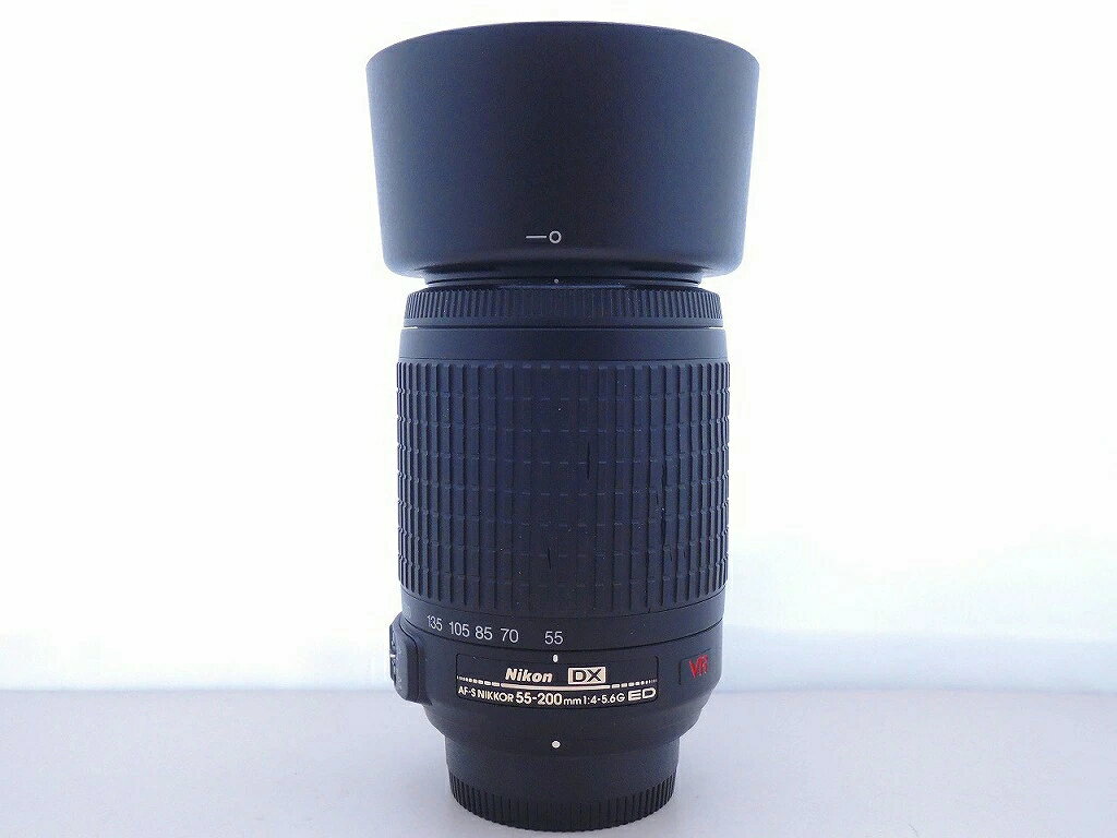 【ご注意】商品は店頭・他ネットショップでも販売しておりますので、ご注文をいただいても売り切れの場合がございます。ご了承ください。ブランド名ニコン Nikon商品名Fマウント レンズ APS-C AF-S DX VR NIKKOR 55-200mm f4-5.6G EDシリアル番号328856商品説明Fマウント用 AF APS-C用 レンズです。 手振れ補正搭載 外観：ズームリングのゴムにひび割れが見られますが、目立ったキズや塗装はげはなく、キレイです。 レンズ：微細なチリの混入が見られます。 動作：各種問題ありませんでした。付属品FRキャップ、フード※主な付属品を記載するようしております。中古品の特性上、全ての付属品の正確な記載が難しいため詳細は掲載の写真にてご確認ください。付属品は写真にて【全て】掲載しております保証期間10日間（初期返金保証）コンディションレベルB（並品）コンディションの備考【全体】目立つ箇所や場所にキズや擦れ・汚れなどが見当たり、素材自体のコンディション劣化の見られる商品ですが、まだお使い頂ける商品です。※お客様のご都合による返品は受け付けておりません。※目立つキズ、汚れ等は写真等で記載するよう心がけておりますが、中古品の特性上、細かいキズ・汚れ等を全ては表記できません。表記コンディションをご理解のうえ、ご購入くださいませ配送方法宅配便商品番号cbd116738266在庫お問合せ先【ワットマンカメラ 横浜カメラ買取センター】　045-620-8914【ご注意】当社オンラインショップ以外で情報、商品写真、画像、文章等を無断で転用しているページは偽サイトであり当店とは一切関係がございませんのでご注意ください。接続先のURLをご確認ください。楽天市場URL：https://www.rakuten.co.jp/楽天市場商品ページ：https://item.rakuten.co.jp/●●●《ニコン》NikonFマウント レンズ APS-C AF-S DX VR NIKKOR 55-200mm f4-5.6G ED n1223634243