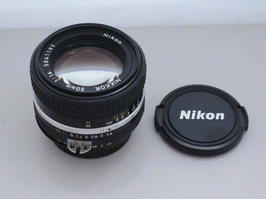 【ご注意】商品は店頭・他ネットショップでも販売しておりますので、ご注文をいただいても売り切れの場合がございます。ご了承ください。ブランド名ニコン Nikon商品名Fマウント レンズ NIKKOR 50mm f1.4 Ai-sシリアル番号5841197商品説明Nikon MF 標準単焦点50mmレンズです。 外観目立つ傷なく綺麗です。 レンズ内にチリの混入と傷があります。 動作は問題ございません。付属品FRキャップ※主な付属品を記載するようしております。中古品の特性上、全ての付属品の正確な記載が難しいため詳細は掲載の写真にてご確認ください。付属品は写真にて【全て】掲載しております保証期間10日間（初期返金保証）コンディションレベルB（並品）コンディションの備考【全体】目立つ箇所や場所にキズや擦れ・汚れなどが見当たり、素材自体のコンディション劣化の見られる商品ですが、まだお使い頂ける商品です。※お客様のご都合による返品は受け付けておりません。※目立つキズ、汚れ等は写真等で記載するよう心がけておりますが、中古品の特性上、細かいキズ・汚れ等を全ては表記できません。表記コンディションをご理解のうえ、ご購入くださいませ配送方法宅配便商品番号cbd116738292在庫お問合せ先【ワットマンカメラ 横浜カメラ買取センター】　045-620-8914【ご注意】当社オンラインショップ以外で情報、商品写真、画像、文章等を無断で転用しているページは偽サイトであり当店とは一切関係がございませんのでご注意ください。接続先のURLをご確認ください。楽天市場URL：https://www.rakuten.co.jp/楽天市場商品ページ：https://item.rakuten.co.jp/●●●《ニコン》NikonFマウント レンズ NIKKOR 50mm f1.4 Ai-s v1223639914