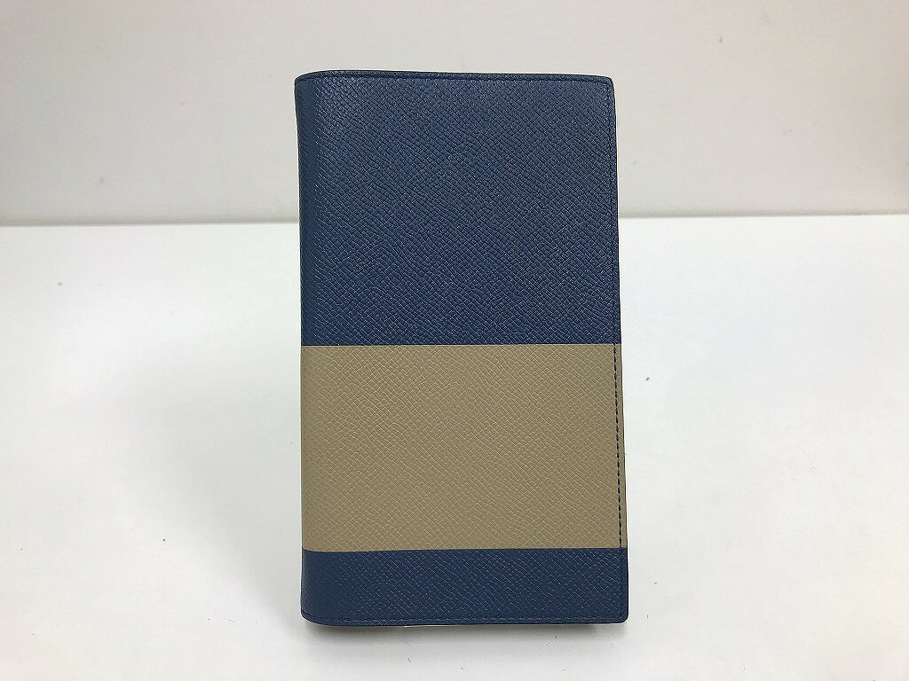 【ご注意】商品は店頭・他ネットショップでも販売しておりますので、ご注文をいただいても売り切れの場合がございます。ご了承ください。ブランド名エルメス HERMES商品名美品　とことん極める！オトナ仕様の手帳カバー　アジャンダ　ダブルカラー　縦約17cm×横約10cm 商品説明HERMES 美品 とことん極める！オトナ仕様の手帳カバー アジャンダ ダブルカラー 縦約17cm×横約10cm　でございます。　　　 スマートな縦長フォルムが特徴で、ビジネスシーンでも活躍するサイズ感です。　　スリムな仕上がりながら内側にはポケットがあり、仕事の場面で重宝します◎サイズ ( cm )W約10.0cm*D約1.5cm*H約17.0cm付属品アドレス帳1※主な付属品を記載するようしております。中古品の特性上、全ての付属品の正確な記載が難しいため詳細は掲載の写真にてご確認ください。付属品は写真にて【全て】掲載しておりますコンディションレベルA（良品）コンディションの備考【全体】キズまたは汚れが見当たりますが、全体的には使用感の少ない状態の良い中古品です【詳細】付属品：アドレス帳に少々シワ・若干汚れあります。　　　 商品：内側ポケット内にキズがありますが他に目立つダメージは見当たらず全体的に使用感を感じないお品物です。　　幅広い年齢層の方にご愛用いただけます。 　　　人気有名ブランド　高級　上質　高品質　上品　気品　品格　洗練　エレガント　高貴　憧れ　お洒落　オシャレ　おしゃれ　スタイリッシュ　ラグジュアリー　メンズ　紳士　男性　大人　ビジネスマン　会社員　社会人　仕事　オフィス　通勤　通学　行事　イベント　式　お出掛け　外出　普段使い　日常使い※お客様のご都合によるサイズ違いや状態による返品は受付ておりません。写真や内容を良くご確認のうえ、ご購入くださいませ配送方法宅配便商品番号skd205740908在庫お問合せ先【ワットマンサクラス戸塚店】　045-443-6902【ご注意】当社オンラインショップ以外で情報、商品写真、画像、文章等を無断で転用しているページは偽サイトであり当店とは一切関係がございませんのでご注意ください。接続先のURLをご確認ください。楽天市場URL：https://www.rakuten.co.jp/楽天市場商品ページ：https://item.rakuten.co.jp/●●●《エルメス》HERMES美品 とことん極める！オトナ仕様の手帳カバー アジャンダ ダブルカラー 縦約17cm×横約10cm q1226611669