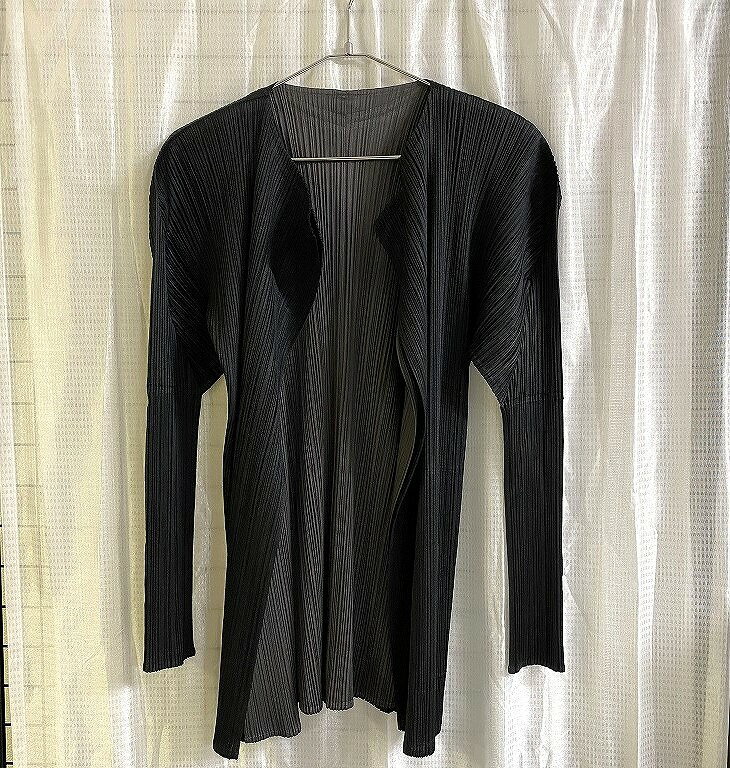 乐天商城 - PLEATS PLEASE ISSEY MIYAKE PLEATS PLEASE ISSEY MIYAKE プリーツ カーディガン 日本製 ブラック系、一部グレー系 PP14-JD666 【中古】