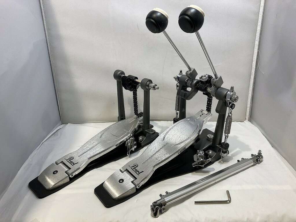 【ご注意】商品は店頭・他ネットショップでも販売しておりますので、ご注文をいただいても売り切れの場合がございます。ご了承ください。ブランド名パール Pearl商品名ツインペダル P-1032　Eliminator　Solo　Black商品説明ベストセラーのEliminator REDLINE の主要な機能を引き継いだドラムペダル真円カムによって素直でパワーのあるアクションを発揮ドライブ方式：ダブルチェーン/ビーター・アングル連動付属品レンチ※主な付属品を記載するようしております。中古品の特性上、全ての付属品の正確な記載が難しいため詳細は掲載の写真にてご確認ください。付属品は写真にて【全て】掲載しておりますコンディションレベルA（良品）コンディションの備考【全体】キズまたは汚れが見当たりますが、全体的には使用感の少ない状態の良い中古品です※お客様のご都合によるサイズ違いや状態による返品は受付ておりません。写真や内容を良くご確認のうえ、ご購入くださいませ配送方法宅配便商品番号ebd122745100在庫お問合せ先【ワットマンテックマルイファミリー海老名店】　046-204-6801【ご注意】当社オンラインショップ以外で情報、商品写真、画像、文章等を無断で転用しているページは偽サイトであり当店とは一切関係がございませんのでご注意ください。接続先のURLをご確認ください。楽天市場URL：https://www.rakuten.co.jp/楽天市場商品ページ：https://item.rakuten.co.jp/●●●《パール》Pearlツインペダル P-1032　Eliminator　Solo　Black l1233532898