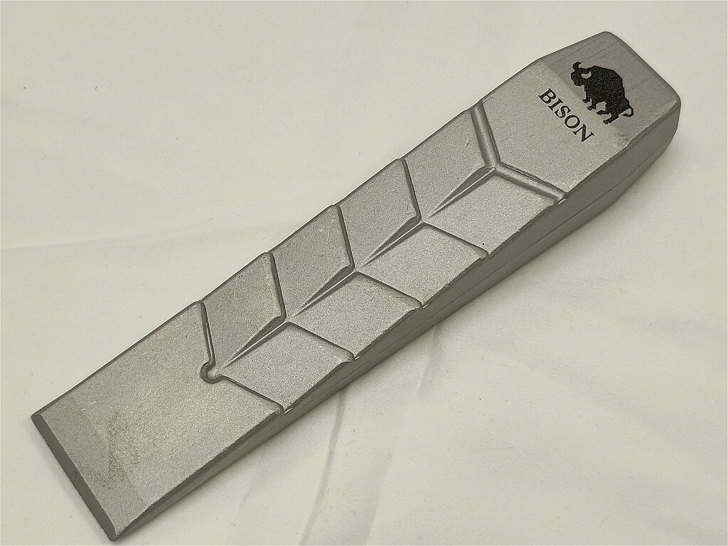 【ご注意】商品は店頭・他ネットショップでも販売しておりますので、ご注文をいただいても売り切れの場合がございます。ご了承ください。ブランド名バイソン BISON商品名【良品】スプリッティング アルミウェッジ スモール BN10商品説明ドイツで古くから斧づくりに携わるBISON スプリッティングアルミウェッジ スモール（BN10）は 鍛造されたアルミニウム素材を採用した、ストレート形状の薪割り、伐採用くさび 用途：伐採、薪割り サイズ：220mm 重量：550g付属品本体のみ※主な付属品を記載するようしております。中古品の特性上、全ての付属品の正確な記載が難しいため詳細は掲載の写真にてご確認ください。付属品は写真にて【全て】掲載しておりますコンディションレベルA（良品）コンディションの備考【全体】キズまたは汚れが見当たりますが、全体的には使用感の少ない状態の良い中古品です※お客様のご都合によるサイズ違いや状態による返品は受付ておりません。写真や内容を良くご確認のうえ、ご購入くださいませ配送方法宅配便商品番号bsd209690191在庫お問合せ先【ワットマンスタイルBLiX茅ヶ崎店】　0467-53-8972【ご注意】当社オンラインショップ以外で情報、商品写真、画像、文章等を無断で転用しているページは偽サイトであり当店とは一切関係がございませんのでご注意ください。接続先のURLをご確認ください。楽天市場URL：https://www.rakuten.co.jp/楽天市場商品ページ：https://item.rakuten.co.jp/●●●バイソン BISON 【良品】スプリッティング アルミウェッジ スモール BN10 【中古】