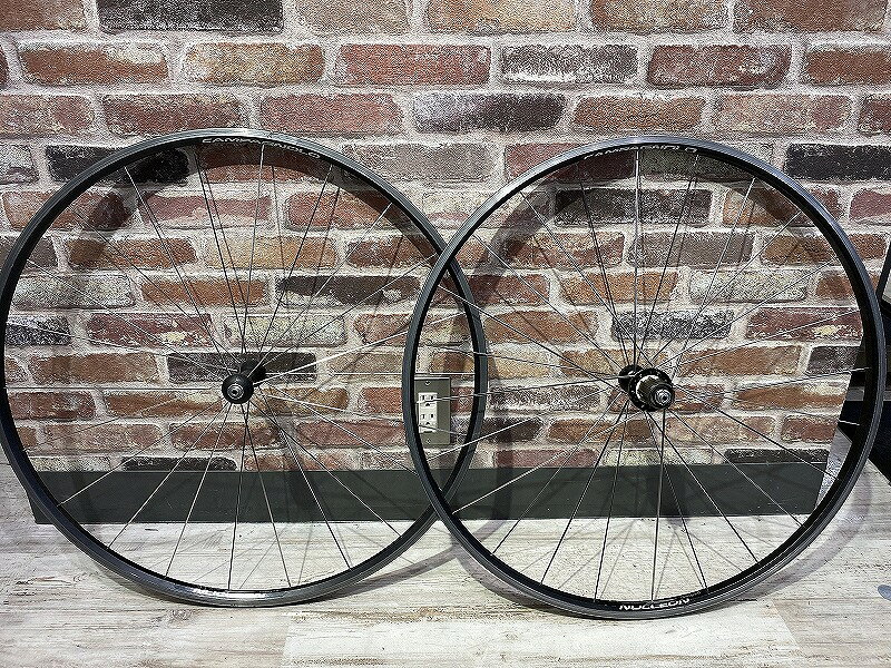 ブランド名カンパニョーロ Campagnolo商品名ホイールセット シマノ10s TU NUCLEON商品説明トゥーリオ・カンパニョーロによって、1933年ヴィチェンツァに設立され、性能、技術革新、製品とサービスのクオリティといった3つの基本的なコンセプトに集中することで、その業績を伸ばしてきました。 創設初期には、いまやレジェンドとなったジーノ・バルタリやファウスト・コッピらをビッグレースの勝利に導き、今日に至るまで多くの勝利をユーザーであるトップレーサー達と分かち合っています。マルコパンターニが当時愛した軽量ホイールで、後継モデルははニュートロンです。リム：アルミ タイプ：チューブラー リムサイズ：700c リム幅：21mm リムハイト：F 11mm/R 11mm スポーク本数：F 22本/R 24本 ハブ：Original フリー：SHIMANO/SRAM　10s対応 重量：F 660g/R 960g　※クイック除く エンド幅：F 100mm/R 130mm ※オーバーロックナット寸法リムに相応の使用感がございますが、比較的綺麗な状態の商品です。軽量でハイトも低めなので、ヒルクライムにオススメのチューブラータイヤです。接着面にセメントが残っております。詳細は写真をご参照ください。元はカンパフリーで出品しておりましたが、シマノフリーに換装しました。振れもなく、コンディションは良好です。付属品説明書,カタログコピー、クイックレリーズ※主な付属品を記載するようしております。中古品の特性上、全ての付属品の正確な記載が難しいため詳細は掲載の写真にてご確認ください。付属品は写真にて【全て】掲載しておりますコンディションレベルB（並品）コンディションの備考【全体】目立つ箇所や場所にキズや擦れ・汚れなどが見当たり、素材自体のコンディション劣化の見られる商品ですが、まだお使い頂ける商品です。※お客様のご都合による返品は受け付けておりません。※目立つキズ、汚れ等は写真等で記載するよう心がけておりますが、中古品の特性上、細かいキズ・汚れ等を全ては表記できません。表記コンディションをご理解のうえ、ご購入くださいませ配送方法佐川ラージ便(大きさ200cm)商品番号kcd119349124在庫お問合せ先【カウマン サクラス戸塚店】　0120-900-451【ご注意】当社オンラインショップ以外で情報、商品写真、画像、文章等を無断で転用しているページは偽サイトであり当店とは一切関係がございませんのでご注意ください。接続先のURLをご確認ください。楽天市場URL：https://www.rakuten.co.jp/楽天市場商品ページ：https://item.rakuten.co.jp/●●●【全品ポイント10倍！要エントリー】【期間限定セール】カンパニョーロ Campagnolo ホイールセット シマノ10s TU NUCLEON 【中古】