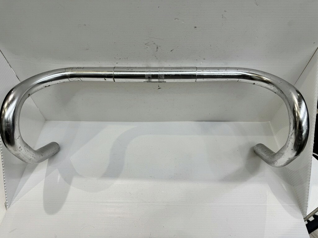 【ご注意】商品は店頭・他ネットショップでも販売しておりますので、ご注文をいただいても売り切れの場合がございます。ご了承ください。ブランド名サカエ SAKAE SR商品名ANATOMIC BEND ドロップハンドル【カウマン戸塚】 商品説明SR Sakaeのアナトミックベンドハンドルは、特に1980年代に人気を博した自転車用ハンドルの一種です。このハンドルは、モドロ（Modolo）によって特許を取得したデザインを基にしており、快適なグリップとエルゴノミクスを重視した形状が特徴です。ハンドル幅：410mm 重量：305.6gコンディションレベルB（並品）コンディションの備考【全体】目立つ箇所や場所にキズや擦れ・汚れなどが見当たり、素材自体のコンディション劣化の見られる商品ですが、まだお使い頂ける商品です。※お客様のご都合による返品は受け付けておりません。※目立つキズ、汚れ等は写真等で記載するよう心がけておりますが、中古品の特性上、細かいキズ・汚れ等を全ては表記できません。表記コンディションをご理解のうえ、ご購入くださいませ配送方法宅配便商品番号kcd119670688在庫お問合せ先【カウマン サクラス戸塚店】　0120-900-451【ご注意】当社オンラインショップ以外で情報、商品写真、画像、文章等を無断で転用しているページは偽サイトであり当店とは一切関係がございませんのでご注意ください。接続先のURLをご確認ください。楽天市場URL：https://www.rakuten.co.jp/楽天市場商品ページ：https://item.rakuten.co.jp/●●●【全品ポイント10倍！要エントリー】【期間限定セール】サカエ SAKAE SR ANATOMIC BEND ドロップハンドル【カウマン戸塚】 【中古】