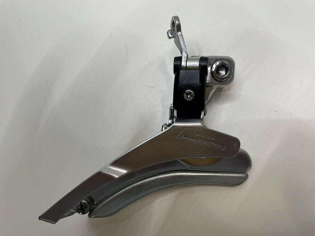 【ご注意】商品は店頭・他ネットショップでも販売しておりますので、ご注文をいただいても売り切れの場合がございます。ご了承ください。ブランド名シマノ SHIMANO商品名フロントディレーラー (欠品有) NEW POSITRON FD-NP41 【カウマン鎌倉】商品説明シマノ 1990年代 ニューポジトロンのフロントディレーラーとなります。重量 ：133.7g 変速数 ： 2/3速 ※クランプバンド、インナーシフトワイヤー固定ボルトが欠品しております。コンディションレベルC（難有品）コンディションの備考【全体】全体的に使用感の大きい商品です。機能的に問題がある場合もございます。詳しくは【詳細】をご確認下さい。※お客様のご都合による返品は受け付けておりません。※目立つキズ、汚れ等は写真等で記載するよう心がけておりますが、中古品の特性上、細かいキズ・汚れ等を全ては表記できません。表記コンディションをご理解のうえ、ご購入くださいませ配送方法宅配便商品番号kkd119618446在庫お問合せ先【カウマン 鎌倉手広店】　0120-788-185【ご注意】当社オンラインショップ以外で情報、商品写真、画像、文章等を無断で転用しているページは偽サイトであり当店とは一切関係がございませんのでご注意ください。接続先のURLをご確認ください。楽天市場URL：https://www.rakuten.co.jp/楽天市場商品ページ：https://item.rakuten.co.jp/●●●【全品ポイント10倍！要エントリー】【期間限定セール】シマノ SHIMANO フロントディレーラー (欠品有) NEW POSITRON FD-NP41 【カウマン鎌倉】 【中古】