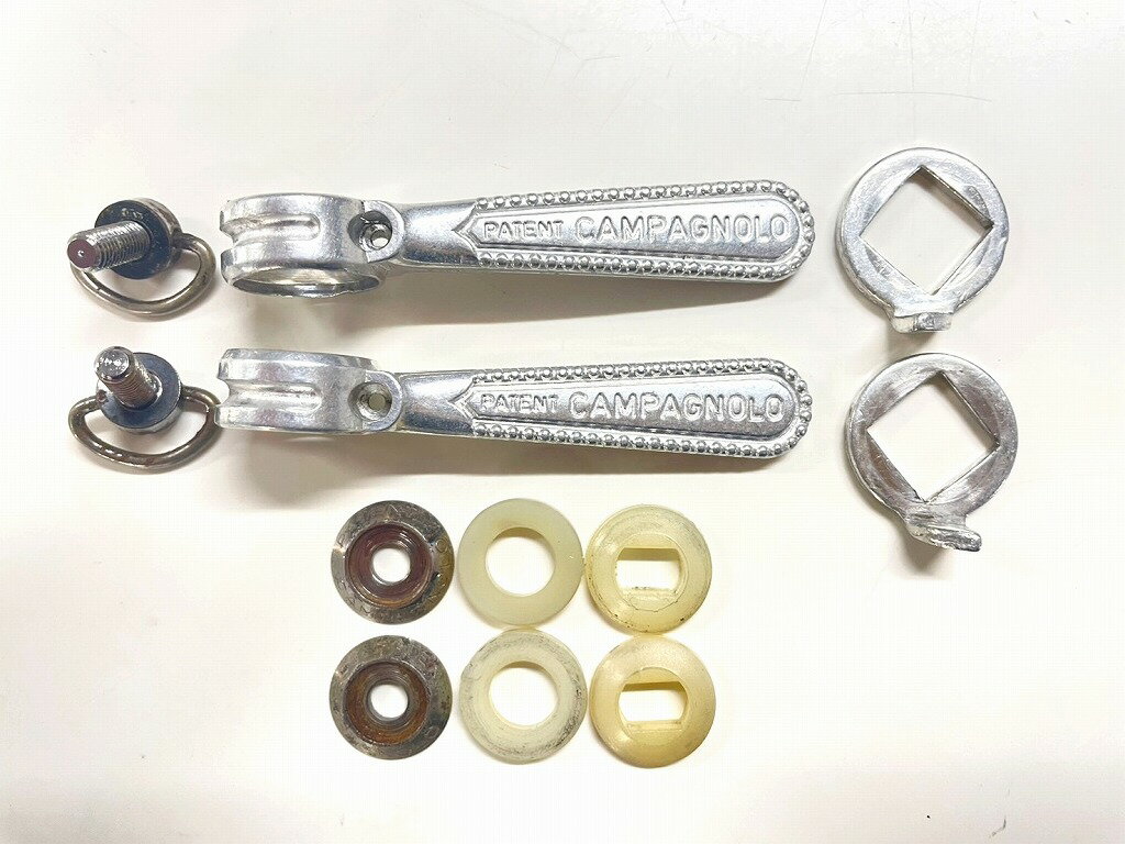 【ご注意】商品は店頭・他ネットショップでも販売しておりますので、ご注文をいただいても売り切れの場合がございます。ご了承ください。ブランド名カンパニョーロ Campagnolo商品名Wレバー 【カウマン鎌倉】商品説明使用に伴うキズ、擦りキズ、汚れ、サビあります。 右レバーに曲がりがあります。 商品は写真に写っている状態での販売になります。 掲載写真をご参照ください。コンディションレベルB（並品）コンディションの備考【全体】目立つ箇所や場所にキズや擦れ・汚れなどが見当たり、素材自体のコンディション劣化の見られる商品ですが、まだお使い頂ける商品です。※お客様のご都合による返品は受け付けておりません。※目立つキズ、汚れ等は写真等で記載するよう心がけておりますが、中古品の特性上、細かいキズ・汚れ等を全ては表記できません。表記コンディションをご理解のうえ、ご購入くださいませ配送方法宅配便商品番号kkd119668628在庫お問合せ先【カウマン 鎌倉手広店】　0120-788-185【ご注意】当社オンラインショップ以外で情報、商品写真、画像、文章等を無断で転用しているページは偽サイトであり当店とは一切関係がございませんのでご注意ください。接続先のURLをご確認ください。楽天市場URL：https://www.rakuten.co.jp/楽天市場商品ページ：https://item.rakuten.co.jp/●●●【全品ポイント10倍！要エントリー】【期間限定セール】カンパニョーロ Campagnolo Wレバー 【カウマン鎌倉】 【中古】