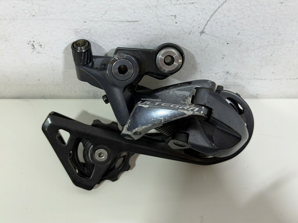 【ご注意】商品は店頭・他ネットショップでも販売しておりますので、ご注文をいただいても売り切れの場合がございます。ご了承ください。ブランド名シマノ SHIMANO商品名ULTEGRA リアディレイラー 11S RD-R8000 SS【カウマン鎌倉】商品説明使用に伴うキズ、擦りキズ、ガリキズ、錆、汚れあります。 ゲージに目立つキズがあります。 商品は写真に写っている状態での販売になります。 掲載写真をご参照くださいコンディションレベルB（並品）コンディションの備考【全体】目立つ箇所や場所にキズや擦れ・汚れなどが見当たり、素材自体のコンディション劣化の見られる商品ですが、まだお使い頂ける商品です。※お客様のご都合による返品は受け付けておりません。※目立つキズ、汚れ等は写真等で記載するよう心がけておりますが、中古品の特性上、細かいキズ・汚れ等を全ては表記できません。表記コンディションをご理解のうえ、ご購入くださいませ配送方法宅配便商品番号kkd119726055在庫お問合せ先【カウマン 鎌倉手広店】　0120-788-185【ご注意】当社オンラインショップ以外で情報、商品写真、画像、文章等を無断で転用しているページは偽サイトであり当店とは一切関係がございませんのでご注意ください。接続先のURLをご確認ください。楽天市場URL：https://www.rakuten.co.jp/楽天市場商品ページ：https://item.rakuten.co.jp/●●●【全品ポイント10倍！要エントリー】【期間限定セール】シマノ SHIMANO ULTEGRA リアディレイラー 11S RD-R8000 SS【カウマン鎌倉】 【中古】