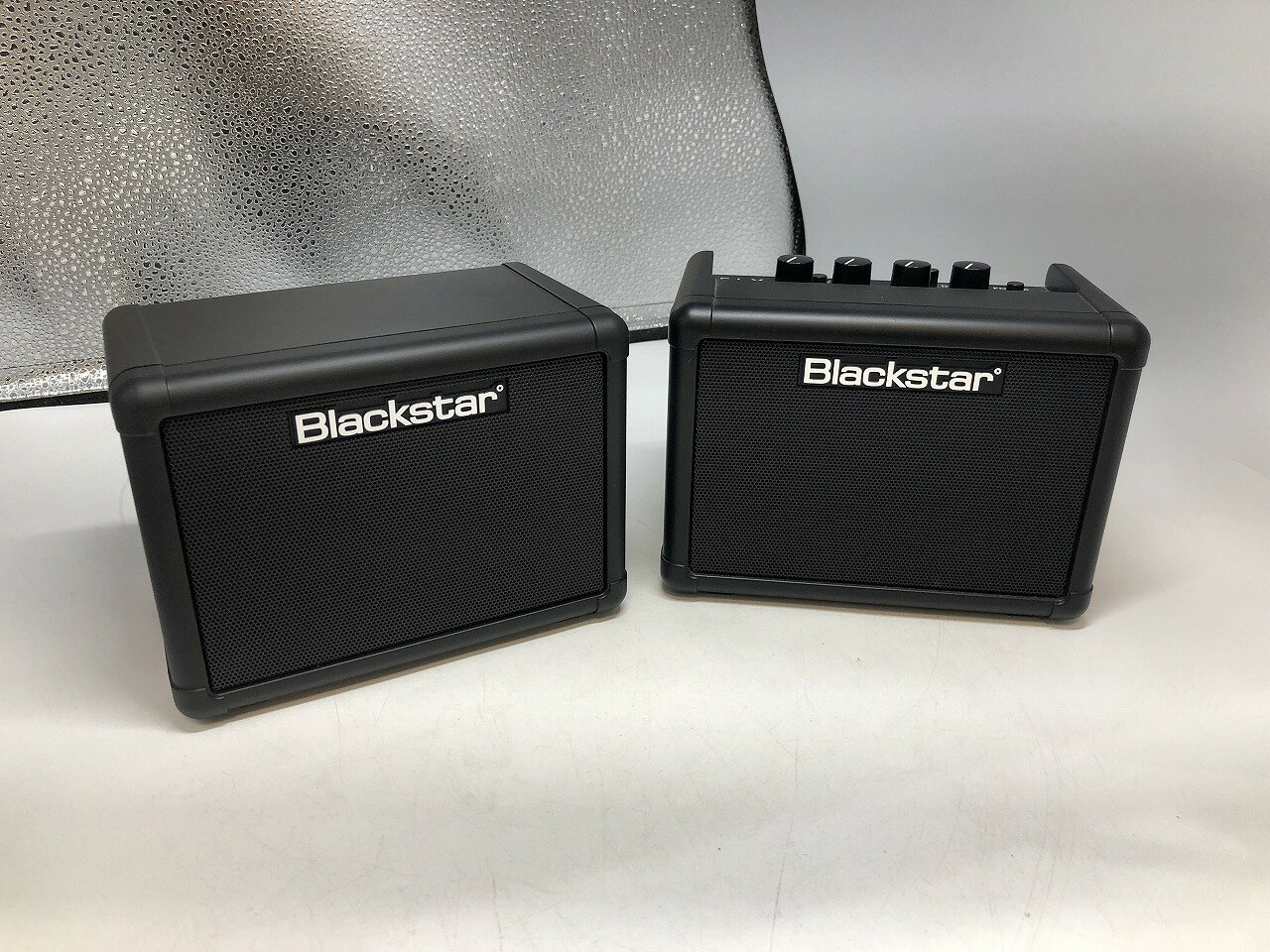 【ご注意】商品は店頭・他ネットショップでも販売しておりますので、ご注文をいただいても売り切れの場合がございます。ご了承ください。 ブランド名 Blackstar Blackstar 商品名 Blackstar ギターアンプ FLY STEREO PACK ブラック【中古】 カラー・柄 ブラック 商品説明 このギターアンプは、FLY STEREO PACKとして知られ、コンパクトな設計ながらも高品質なサウンドを提供します。2チャンネルのフルデジタル設計により、バッテリー駆動が可能で、持ち運びにも便利です。内蔵エフェクトやBluetooth機能を搭載し、スマートフォンや音源と簡単に接続できます。自宅での練習や小規模ライヴに最適なモデルです。 型番：FLY STEREO PACK FLY3ミニアンプ＋エクステンション・キャビネット＋パワーサプライのセット 実効出力：6W クリーンとオーバードライブの2チャンネル仕様 コンディションレベル A（良品） コンディションの備考 【全体】 キズまたは汚れが見当たりますが、全体的には使用感の少ない状態の良い中古品です。 配送方法 宅配便 商品番号 9302080000972 在庫お問合せ先 【ワットマン OSC湘南シティ店】　0463-73-7677 【ご注意】当社オンラインショップ以外で情報、商品写真、画像、文章等を無断で転用しているページは偽サイトであり当店とは一切関係がございませんのでご注意ください。 接続先のURLをご確認ください。 楽天市場URL：https://www.rakuten.co.jp/ 楽天市場商品ページ：https://item.rakuten.co.jp/●●●Blackstar ギターアンプ FLY STEREO PACK ブラック【中古】
