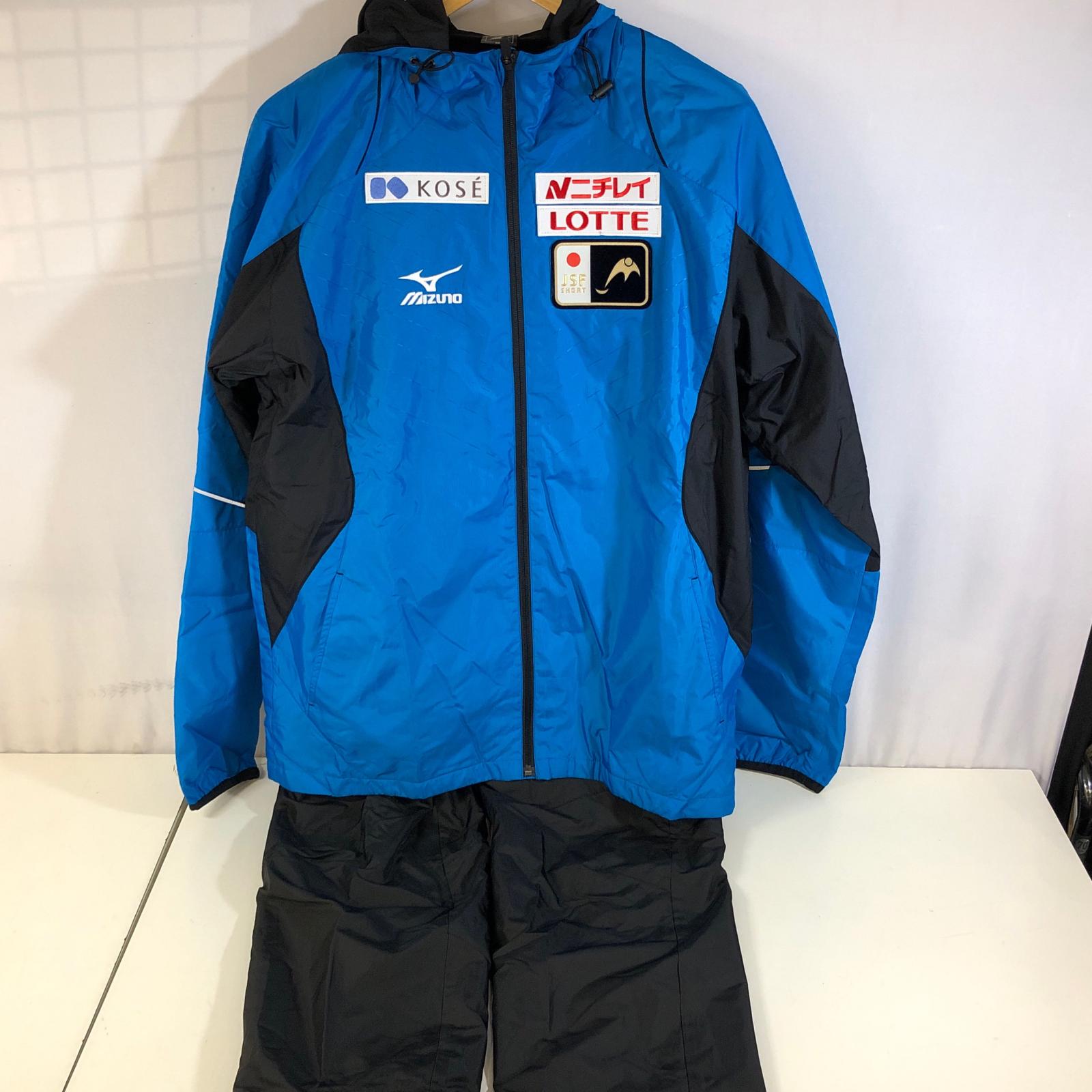 【ご注意】商品は店頭・他ネットショップでも販売しておりますので、ご注文をいただいても売り切れの場合がございます。ご了承ください。 ブランド名 ミズノ Mizuno 商品名 ミズノ Mizuno スピードスケート日本代表ウォームジャケット、パンツ　スポーツウェア 青【中古】 カラー・柄 青 商品説明 このMizunoのジャケットは、軽量で動きやすく、スポーツやアウトドア活動に最適です。防風性があり、寒い日でも快適に過ごせます。ロゴが施されており、スタイリッシュなデザインが魅力です。 コンディションレベル B（並品） コンディションの備考 【全体】 目立つ箇所や場所にキズや擦れ・汚れなどが見当たり、素材自体のコンディション劣化の見られる商品ですが、まだお使い頂ける商品です。【詳細】サイズ:2xl ジャケット身幅59、着丈76、裄丈約87 パンツウエスト78-93、ワタリ33、ヒップ108、股下80cm ジャケット、外内装目立つ汚れなし、その他破損穴あき破れなし パンツ外内装目立つ汚れなし、その他破損破れなし 配送方法 宅配便 商品番号 9381020001187 在庫お問合せ先 【ワットマン スポキャンマルイファミリー海老名店】　046-205-3982 【ご注意】当社オンラインショップ以外で情報、商品写真、画像、文章等を無断で転用しているページは偽サイトであり当店とは一切関係がございませんのでご注意ください。 接続先のURLをご確認ください。 楽天市場URL：https://www.rakuten.co.jp/ 楽天市場商品ページ：https://item.rakuten.co.jp/●●●ミズノ Mizuno スピードスケート日本代表ウォームジャケット、パンツ　スポーツウェア 青【中古】