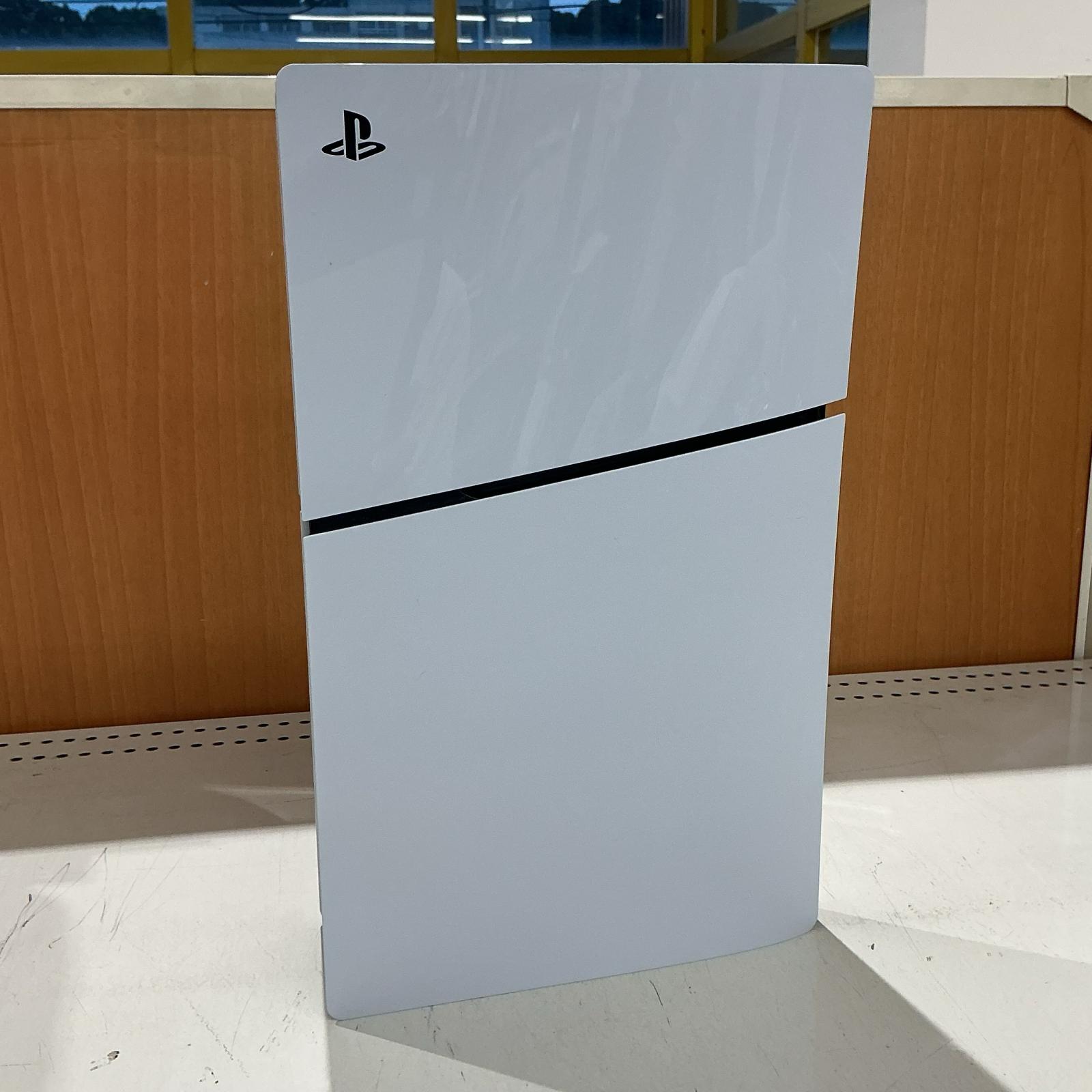 【ご注意】商品は店頭・他ネットショップでも販売しておりますので、ご注文をいただいても売り切れの場合がございます。ご了承ください。 商品名 PlayStation 5 CFI-2000B01 ディスクドライブ非搭載 1TB【中古】 商品説明 PlayStation 5は、次世代のゲーム体験を提供するゲーム機です。高性能なグラフィックスと高速なロード時間を実現し、4KゲームやVR対応も可能です。多彩なゲームタイトルが揃い、エンターテインメントの中心となること間違いなしです。 ディスクドライブ非搭載 1TB 技適マークあり。 日本国内で安心してお使いいただけます。 PSマークの種類：PSE 届出事業者名：I-SHENG JPN 型番：PlayStation 5 CFI-2000B01製造番号：E44401LE410415947 付属品 完備※主な付属品を記載するようしております。中古品の特性上、全ての付属品の正確な記載が難しいため詳細は掲載の写真にてご確認ください。付属品は写真にて【全て】掲載しております 保証期間 3ヶ月間（返金保証） コンディションレベル B（並品） コンディションの備考 【全体】 目立つ箇所や場所にキズや擦れ・汚れなどが見当たり、素材自体のコンディション劣化の見られる商品ですが、まだお使い頂ける商品です。 配送方法 宅配便 商品番号 9315020031806 在庫お問合せ先 【ワットマンテック鎌倉手広店】　0467-38-1760 【ご注意】当社オンラインショップ以外で情報、商品写真、画像、文章等を無断で転用しているページは偽サイトであり当店とは一切関係がございませんのでご注意ください。 接続先のURLをご確認ください。 楽天市場URL：https://www.rakuten.co.jp/ 楽天市場商品ページ：https://item.rakuten.co.jp/●●●PlayStation 5 CFI-2000B01 ディスクドライブ非搭載 1TB【中古】