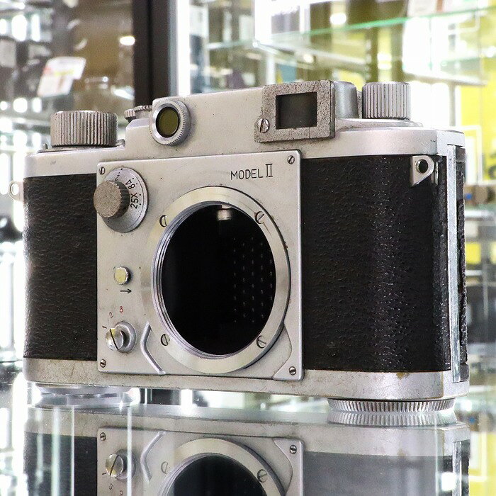 【ご注意】商品は店頭・他ネットショップでも販売しておりますので、ご注文をいただいても売り切れの場合がございます。ご了承ください。 商品名 【ジャンク】 フィルムカメラ Minolta Model II【中古】 商品説明 Minolta Model IIは、優れた光学性能と使いやすさを兼ね備えたカメラです。特に、フィルムカメラとしての高い評価を受けており、写真愛好家にとって魅力的な選択肢となっています。コンパクトなデザインで持ち運びも便利で、様々な撮影シーンに対応可能です。 形式 35mmレンジファインダーカメラ（L39スクリューマウント） 画面サイズ 34.5mm × 24mm シャッター フォーカルプレーンシャッター（B、1秒～1/500秒、2軸回転不等間隔） ファインダー 距離計連動式、視度調整装置付き フィルム巻き上げ ノブ巻き上げ 型番：Minolta Model II シリアル：84376 コンディションレベル D（ジャンク品） コンディションの備考 【全体】 機能的に問題がある場合がございます。修理をするか、部品取り等にお使いいただけます。【詳細】※MINOLTA-35 CHIYODA KOGAKU表記 シャッター切れますがシャッター幕が常時開きっぱなしになってしまいます。 外装劣化多いです。修理ベースやインテリアにどうぞ。 配送方法 宅配便 商品番号 9313002002158 在庫お問合せ先 【ワットマンカメラ 千葉駅前カメラ買取センター】　043-307-7390 【ご注意】当社オンラインショップ以外で情報、商品写真、画像、文章等を無断で転用しているページは偽サイトであり当店とは一切関係がございませんのでご注意ください。 接続先のURLをご確認ください。 楽天市場URL：https://www.rakuten.co.jp/ 楽天市場商品ページ：https://item.rakuten.co.jp/●●●【ジャンク】 フィルムカメラ Minolta Model II【中古】
