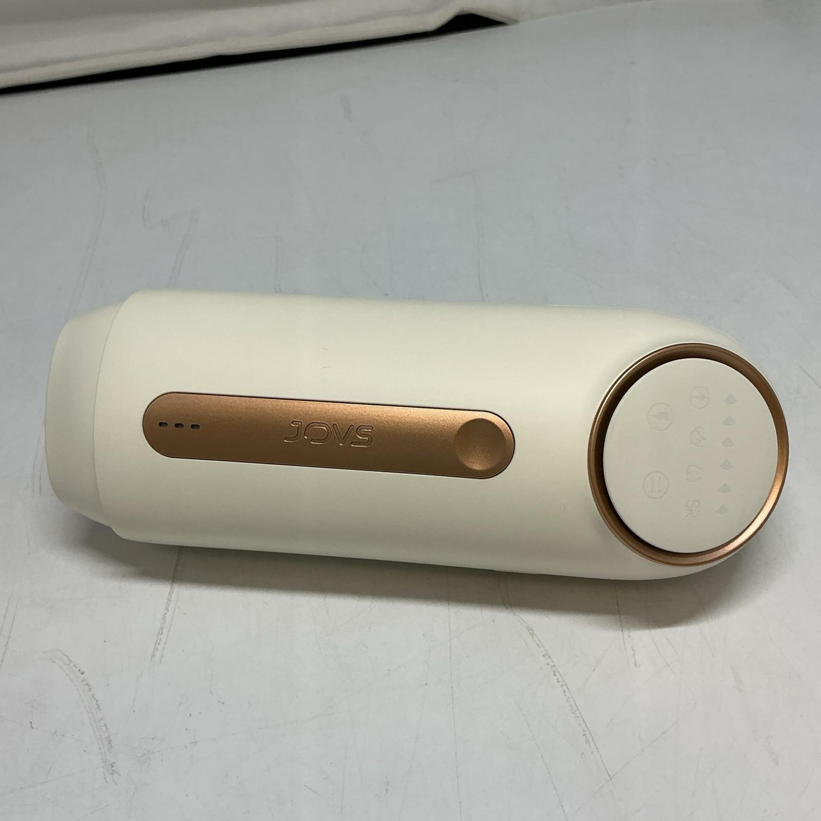 【ご注意】商品は店頭・他ネットショップでも販売しておりますので、ご注文をいただいても売り切れの場合がございます。ご了承ください。 商品名 【未使用】 JOVS JOVSmini D937【中古】 商品説明 顔やVIOを含む、全身21ヶ所の脱毛がこれ1台で実現 照射間隔最速0.9秒、照射可能数400,000回 型番：D937 丸型PSEマーク取得済み 届出業者(または製造業者名)：JOVS ひし型PSEマーク取得済み 届出業者(または製造業者名)：株式会社リライアンス ※製品画像ご確認下さい。 保証期間 3ヶ月間（返金保証） コンディションレベル N（未使用品） コンディションの備考 【全体】 未使用品の状態ですが、買取商品の為、完全な新品ではございません。その為、多少の汚れなどが見られる場合がございます。付属品の記載がある商品の場合、付属品も同様です。(減額済)。【詳細】本体未使用品です 商品チェックのため一度開封しております。 配送方法 宅配便 商品番号 9302080008633 在庫お問合せ先 【ワットマン OSC湘南シティ店】　0463-73-7677 【ご注意】当社オンラインショップ以外で情報、商品写真、画像、文章等を無断で転用しているページは偽サイトであり当店とは一切関係がございませんのでご注意ください。 接続先のURLをご確認ください。 楽天市場URL：https://www.rakuten.co.jp/ 楽天市場商品ページ：https://item.rakuten.co.jp/●●●【未使用】 JOVS JOVSmini D937【中古】