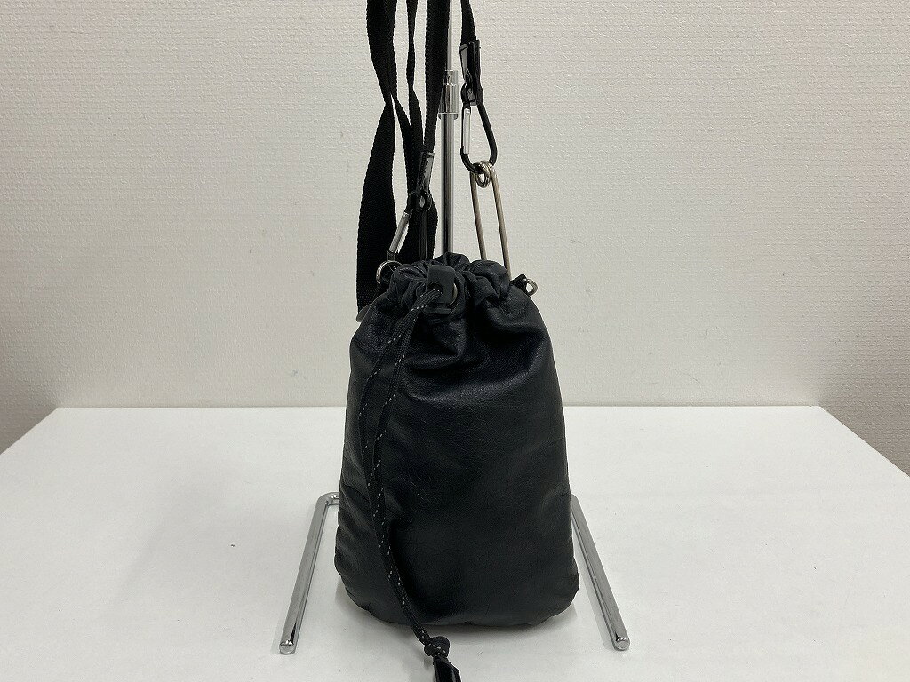 【ご注意】商品は店頭・他ネットショップでも販売しておりますので、ご注文をいただいても売り切れの場合がございます。ご了承ください。 商品名 バンザイ　BANZAI　とことん極める！オトナ仕様のミニサコッシュ　上品でスタイリッシュなお洒落の魅力　巾着ショルダーバック　斜め掛け鞄 商品説明 大きさ/W約16.0cm　D約0.8cm　H約22.0cm　　　 ショルダー紐高さ(最長)約63.0cm・ショルダー紐長さ調節可・取り外し可・斜め掛け可　　　 仕様/開閉：巾着タイプ　内側・外側：ポケットなし　　 カラー/黒　　 付属品はありません。　　 商品特徴/アートや機能性を融合させたユニークなデザインと、実用性の高さが魅力です◎　携帯電話や財布、鍵などの必需品をスマートに持ち運べ、身軽に出かけたい時や旅行のサブバッグとしても大活躍します。　男女兼用でお使いいただけます。　　幅広い年齢層の方にご愛用いただけるお品物です。　　　　　 　　　 人気有名ブランド　高級　上品　気品　品格　洗練　エレガント　高貴　憧れ　シンプルなデザイン　お洒落　オシャレ　おしゃれ　スタイリッシュ　ラグジュアリー　綺麗めコーデとの相性抜群　メンズ　紳士　男性　レディース　女性　男女兼用　大人　ビジネスマン　会社員　社会人　仕事　オフィス　通勤　通学　行事　イベント　式　旅行　お出掛け　買物　外出　外食　食事会　街歩き　普段使い　日常使い　小さめ　小さい　ミニ　コンパクト　薄型　スリム　スマート　カバン　かばん　鞄 コンディションレベル B（並品） コンディションの備考 【全体】 目立つ箇所や場所にキズや擦れ・汚れなどが見当たり、素材自体のコンディション劣化の見られる商品ですが、まだお使い頂ける商品です。【詳細】金具部分にキズ・くもり、少々汚れがありますが、まだ充分ご愛用いただけます。 配送方法 宅配便 商品番号 9369020064968 在庫お問合せ先 【ワットマンスタイルサクラス戸塚店】　045-443-6902 【ご注意】当社オンラインショップ以外で情報、商品写真、画像、文章等を無断で転用しているページは偽サイトであり当店とは一切関係がございませんのでご注意ください。 接続先のURLをご確認ください。 楽天市場URL：https://www.rakuten.co.jp/ 楽天市場商品ページ：https://item.rakuten.co.jp/●●●バンザイ　BANZAI　とことん極める！オトナ仕様のミニサコッシュ　上品でスタイリッシュなお洒落の魅力　巾着ショルダーバック　斜め掛け鞄
