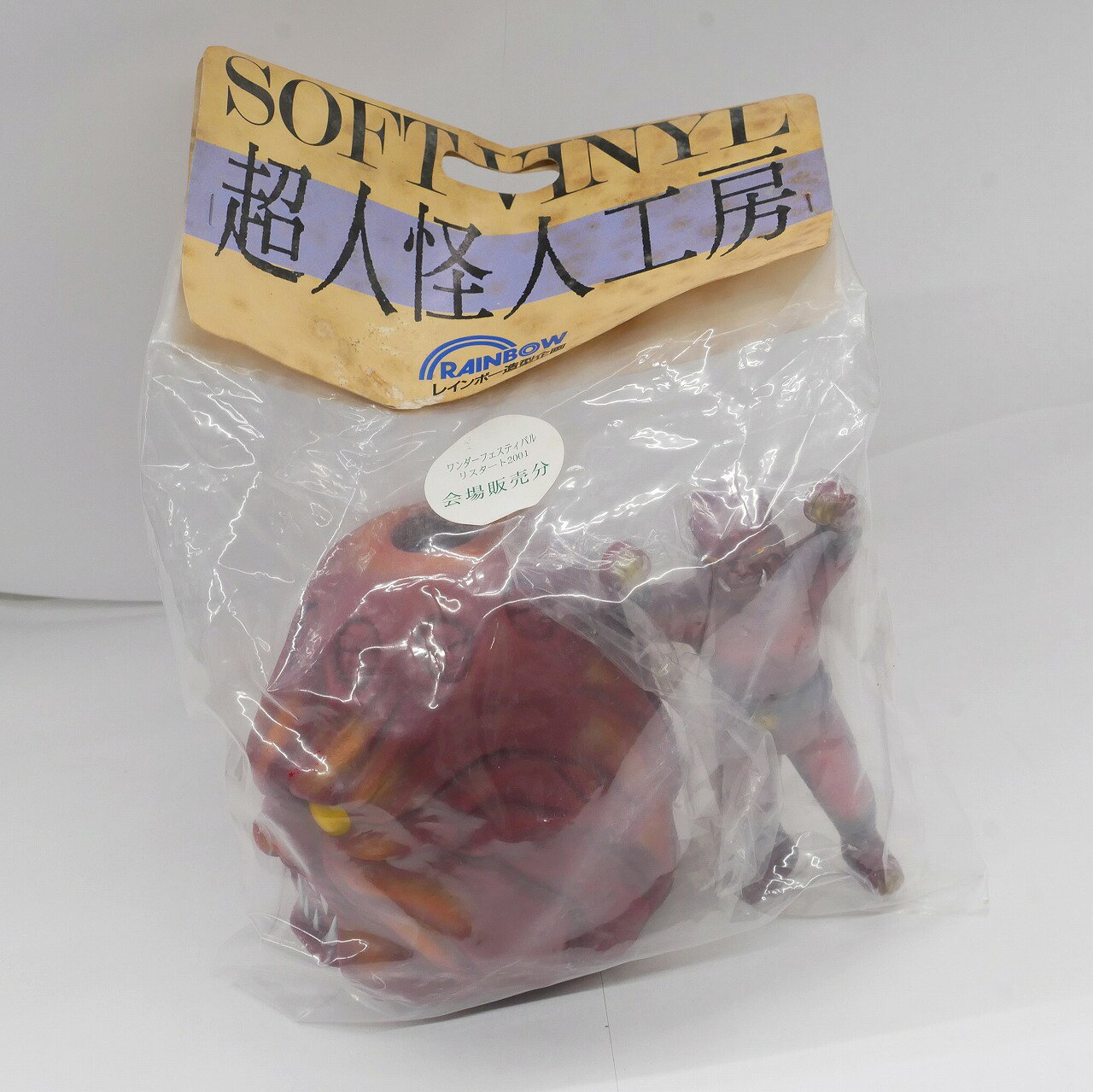 【ご注意】商品は店頭・他ネットショップでも販売しておりますので、ご注文をいただいても売り切れの場合がございます。ご了承ください。 商品名 レインボー造形企画 ソフビフィギュア 超人怪人工房 十面鬼 ワンフェス2001限定品 商品説明 ワンダーフェスティバル2001限定品 超人怪人工房の第一弾。 仮面ライダーアマゾンに登場する十面鬼です。 劇中では登場しないゴルゴスの下半身が再現されています。 コンディションレベル B（並品） コンディションの備考 【全体】 目立つ箇所や場所にキズや擦れ・汚れなどが見当たり、素材自体のコンディション劣化の見られる商品ですが、まだお使い頂ける商品です。【詳細】未開封品ですが、ヘッダーにシミ汚れがあります。 配送方法 宅配便 商品番号 9394030097156 在庫お問合せ先 【ワットマンテック梶ケ谷店】　044-860-6700 【ご注意】当社オンラインショップ以外で情報、商品写真、画像、文章等を無断で転用しているページは偽サイトであり当店とは一切関係がございませんのでご注意ください。 接続先のURLをご確認ください。 楽天市場URL：https://www.rakuten.co.jp/ 楽天市場商品ページ：https://item.rakuten.co.jp/●●●レインボー造形企画 ソフビフィギュア 超人怪人工房 十面鬼 ワンフェス2001限定品