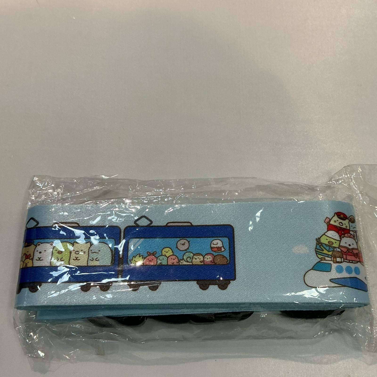 【ご注意】商品は店頭・他ネットショップでも販売しておりますので、ご注文をいただいても売り切れの場合がございます。ご了承ください。 商品名 すみっコぐらし　京急　羽田　トラベルグッズ トランクベルト【中古】 カラー・柄 水色系 素材 ポリエステル 商品説明 すみっコぐらしと京急電鉄のコラボ商品 可愛らしいデザインのトランクベルトです 対象：ユニセックス モデル：すみっコぐらし 京急 トランクベルト スーツケースベルト季節・シーズン：オールシーズン サイズ W約5cm コンディションレベル AA（美品） コンディションの備考 【全体】 キズまたは汚れが目立たず、全体的には使用感のない状態の綺麗な中古品です。【詳細】・外装ビニール少々ダメージ、美品ですが開梱痕あり ・左上部に薄い汚れの様な箇所あり（画像3枚目） ※厚みがあるのでそのままの状態で発送します/現状お渡し 配送方法 宅配便 商品番号 9310020003105 在庫お問合せ先 【ワットマンスタイル横須賀中央店】　046-874-9119 【ご注意】当社オンラインショップ以外で情報、商品写真、画像、文章等を無断で転用しているページは偽サイトであり当店とは一切関係がございませんのでご注意ください。 接続先のURLをご確認ください。 楽天市場URL：https://www.rakuten.co.jp/ 楽天市場商品ページ：https://item.rakuten.co.jp/●●●すみっコぐらし　京急　羽田　トラベルグッズ トランクベルト【中古】