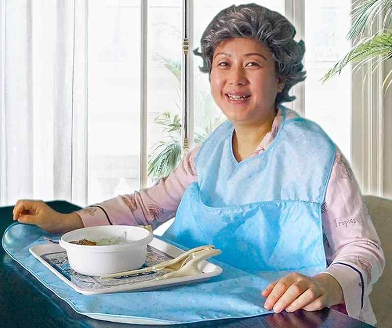 介護用エプロン 食事 大人 高齢者 男女兼用 防水 防油 施設 老人ホーム 入院 食べこぼし キャッチ お手入れ簡単 シンプル 花柄 緑 青 黄色