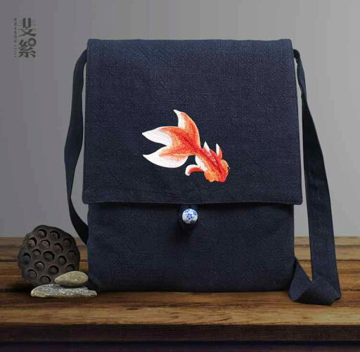 バッグ レディース 50代 ワンショルダー 斜めがけ 綿 麻 しわ加工 リネン 刺繍 金魚 布 シンプル 厚手 柔らかい 大きめ レジャー 普段使い 母の日 プレゼント 青 ボタン チャイナ風 エスニック バッグ レディース 50代 ワンショルダー 斜めがけ 綿 麻 しわ加工 リネン 刺繍 金魚 布 シンプル 厚手 柔らかい 大きめ レジャー 普段使い 母の日 プレゼント 青 ボタン チャイナ風 エスニック