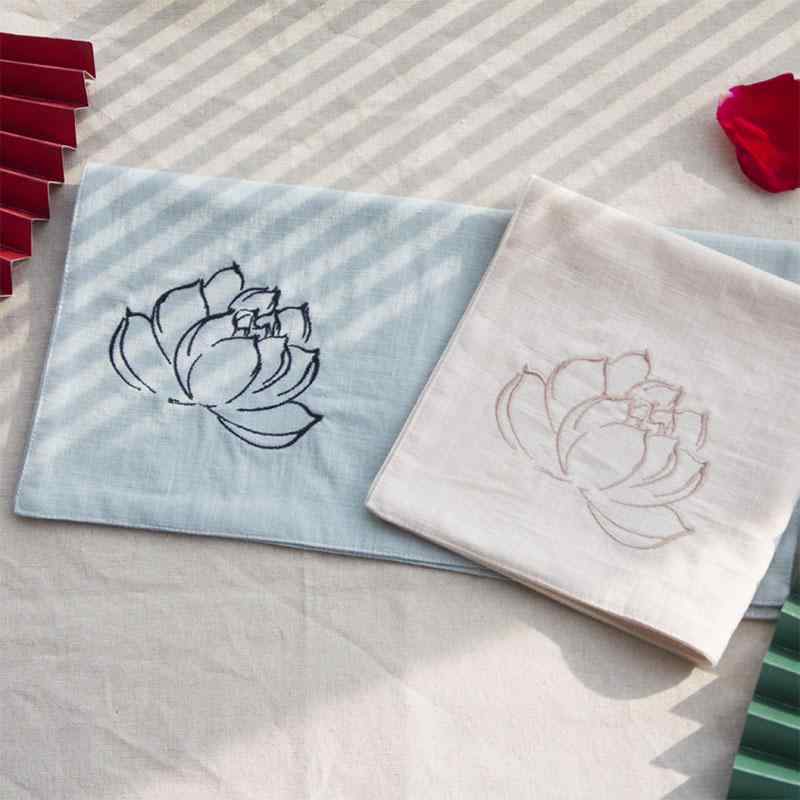 ハンカチ レディース ギフト 刺繍 綿 レトロ 民族風 汗拭き 正方形 蓮 花 ワンポイント 和服用 おしゃれ スカーフ 柔らかい 吸収性 母の日 白 黒 ピンク