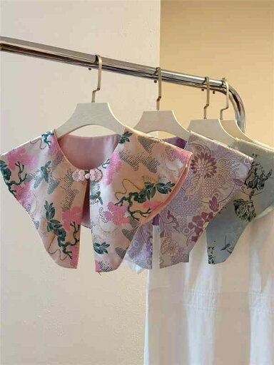 付け襟 大きいサイズ レディース 夏 チャイナ レトロ ビッグカラー ショール 漢服 チャイナボタン 装飾 アクセサリー 刺繍 個性的 エレガント おしゃれ ピンク グレー 紫 花柄 付け襟 大きいサイズ レディース 夏 チャイナ レトロ ビッグカラー ショール 漢服 チャイナボタン 装飾 アクセサリー 刺繍 個性的 エレガント おしゃれ ピンク グレー 紫 花柄
