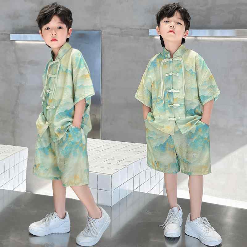 ・カテゴリ: 子供用唐装セットアップ・性別: 男の子用・対象年齢: 8歳以上 (身長140cm以上)・スタイル: 中国風・シーズン: 夏・柄: 抽象柄・カラー: グリーン・主な素材: ポリエステル66%・生地加工: 柔軟加工・裏地: なし・厚さ: 薄手・サイズ展開: 110cm、120cm、130cm、140cm、150cm、160cm