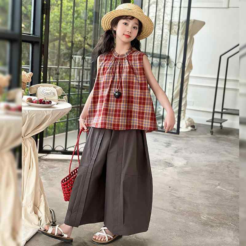 ・カテゴリ: キッズセットアップ・性別: 女の子用・スタイル: 韓国風・セット点数: 2点セット・対象年齢層: 中大童向け・袖丈: 半袖・パンツ丈: 長ズボン・生地加工: 柔軟加工・厚さ: 薄手・柄: チェック・デザイン: トレンド・主な素材: 綿100%・開閉タイプ: プルオーバー・サイズ展開: 120cm, 130cm, 140cm, 150cm, 160cm, 170cm