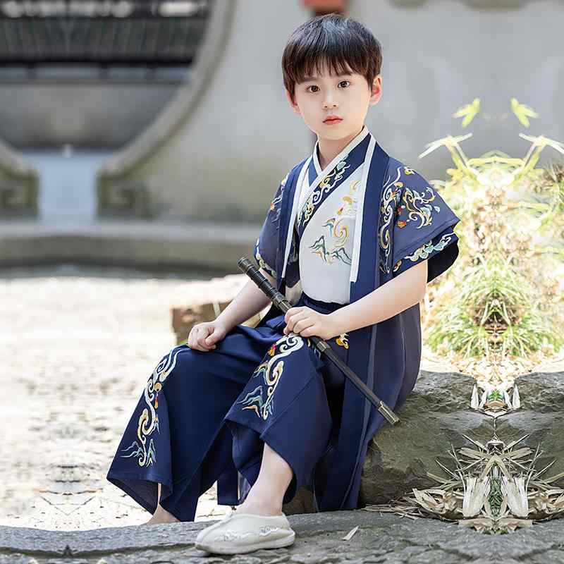 ・カテゴリ: 子供用民族衣装・スタイル: 中国風・デザイン: 唐装・性別: 男の子・対象年齢: 中大童・主な素材: ポリエステル95%・裏地素材: ポリエステル・袖丈: 半袖・柄: ストライプ・カラー: 凌雲ネイビー・サイズ展開: 100cm, 110cm, 120cm, 130cm, 140cm, 150cm, 160cm, 170cm・厚さ: 普通・生地加工: 柔軟加工・安全基準: Bクラス・デザイン要素: セットアップ
