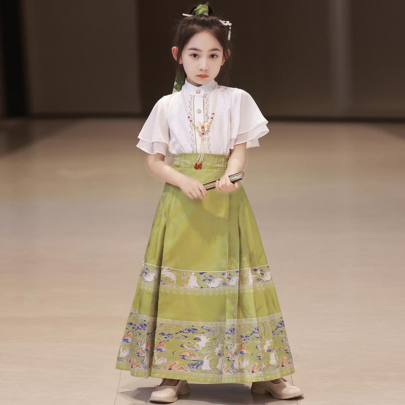 ・カテゴリ: キッズ唐装、民族衣装・性別: 女性・スタイル: 韓国風、田園風、キュート、トレンド・デザイン: 唐装・柄: 動物、カートゥーン・主な素材: ポリエステル95%・厚さ: 普通・カラー展開: レッド、ネイビー、グリーン・サイズ展開: 110cm、120cm、130cm、140cm、150cm、160cm・対象年齢: 8歳以上