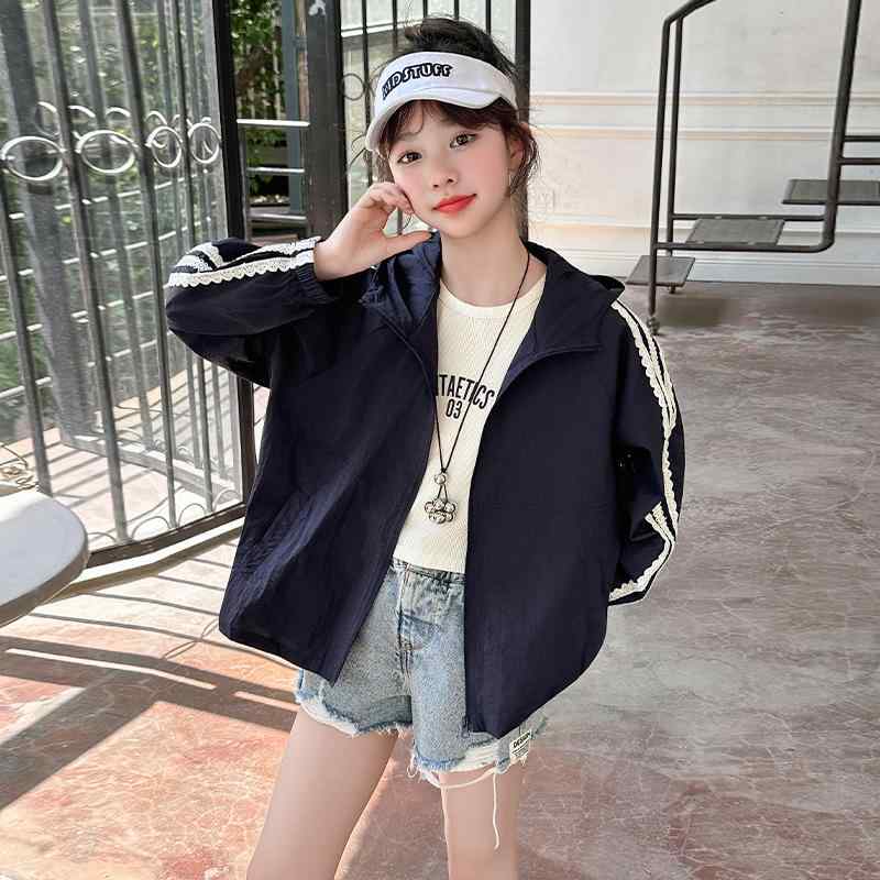 ・カテゴリ: UVカットパーカー・性別: レディース・対象年齢: キッズ・素材: 化学繊維・機能: 速乾、通気・柄: 無地・フード: 付き・カラー: ネイビー・サイズ展開: 120cm、130cm、140cm、150cm、160cm、170cm・着丈: レギュラー