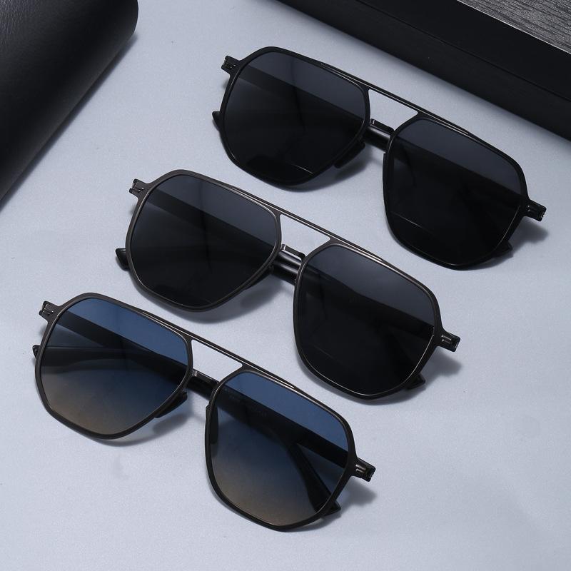 サングラス 男女兼用 メタルフレーム スクエア型 UV400カット 紫外線対策 ブラックレンズ カジュアル シンプル おしゃれ ファッション 通勤 運転 ドライブ スポーツ アウトドア 旅行 万能 高級感