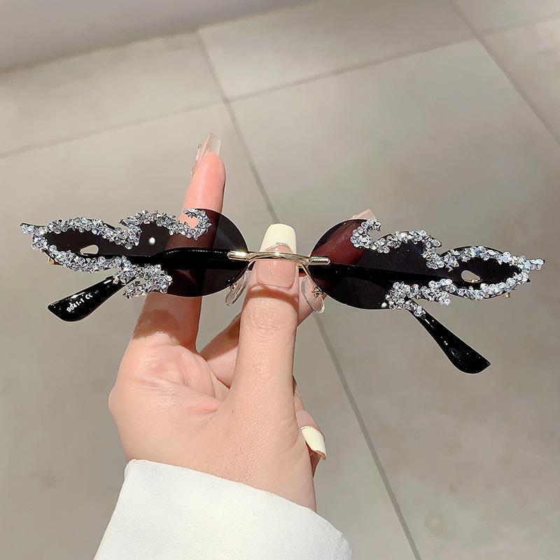Other - サングラス レディース 欧米風 インスタグラム風 トレンド 炎モチーフ ラインストーン 個性的 アシンメトリー 変形 フレームレス UV400カット パーティー イベント ハロウィン フェス 旅行 ドライブ PCレンズ メタル 高級感
