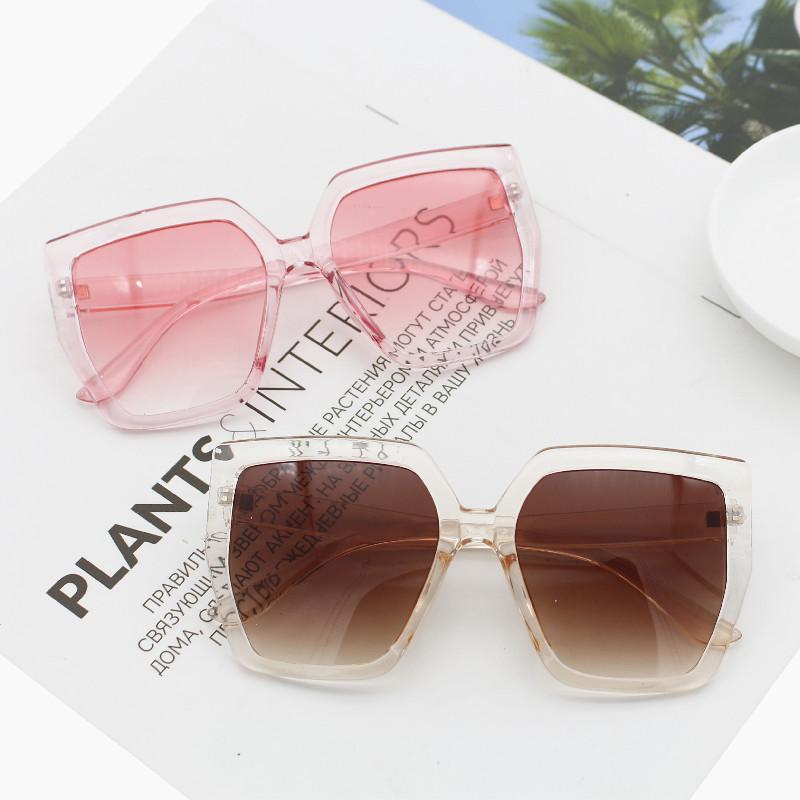 ・カテゴリ: サングラス・スタイル: アートレトロ・流行要素: 幾何学・シーン: 日焼け対策、旅行、ファッション、ステージ、パーティー・フレーム構造: フルリム・フレーム形状: スクエア・レンズ素材: AC・フレーム素材: PC・遮光区分:...