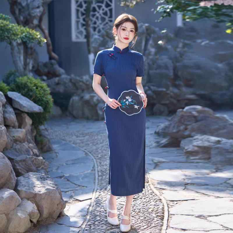 チャイナドレス レディース ワンピース 紺色 ポリエステル スパンデックス素材 伸縮性 微ストレッチ 普段使い デイリー レトロモダン クラシカル ミディ丈 スタイルアップ 細見え効果 スタンドカラー ロー スリット 新中華風 夏物 ミドルスリーブ