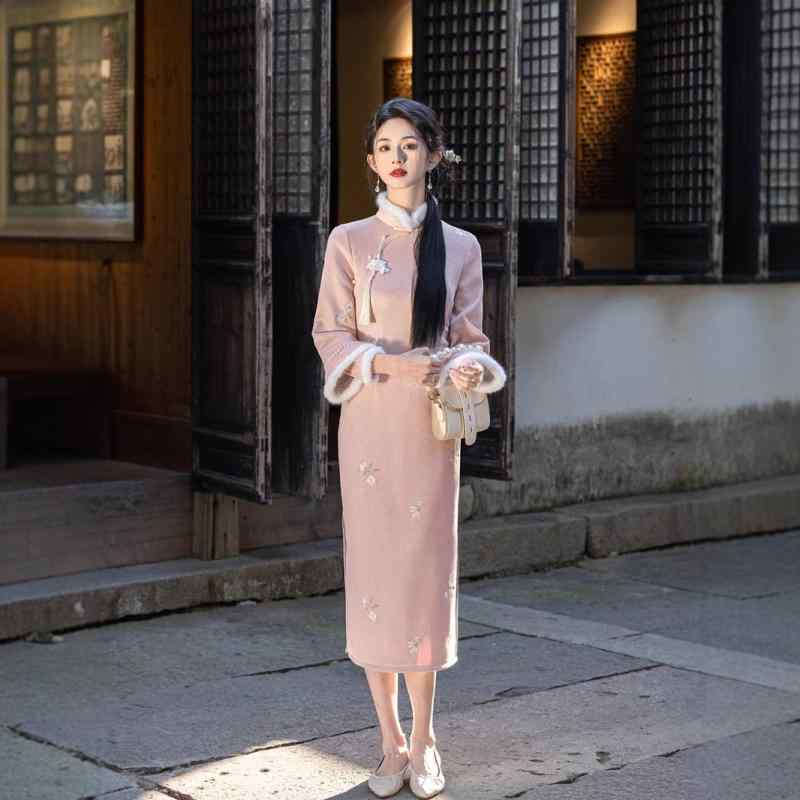 チャイナドレス レディース ピンク エレガント 上品 スエード調 ファー襟 スタンドカラー 斜め襟 ロング丈 長袖 裏起毛 暖か 防寒 微ストレッチ 普段使い デイリー レトロ クラシック 高級感 秋冬