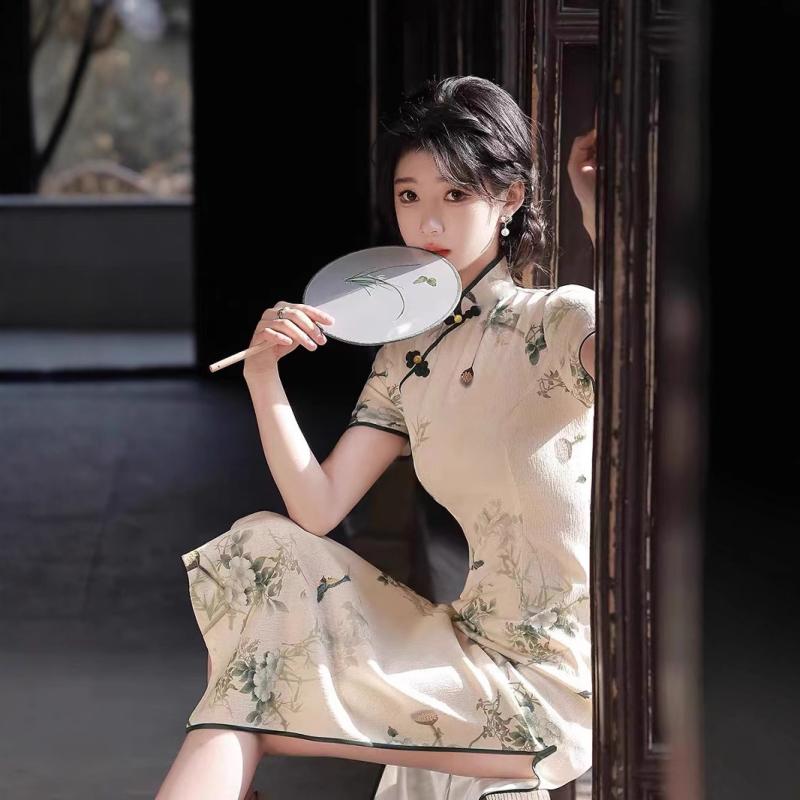 チャイナドレス レディース 春夏 モダン 中華風 改良型 ポロ襟 ノースリーブ 上品 エレガント スリムフィット ミディ丈 シェニール スパンデックス 伸縮性 ハイウエストスリット 淡いブルー(4)