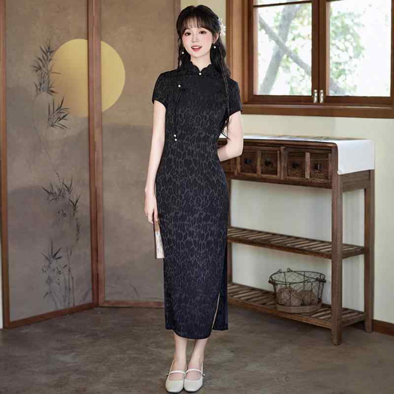 チャイナドレス 黒 ブラック 光沢糸 ジャカード 改良型 カジュアル 個性的 おしゃれ パールボタン エレガント 上品 微ストレッチ ロング丈 立襟 三分袖 普段使い 春夏