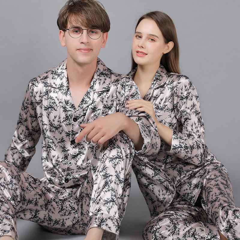 ・カテゴリ: セットアップ ・主な素材: ポリエステル90%〜95%未満 ・スタイル: エレガント ・厚さ: 薄手 ・袖丈: 長袖 ・パンツ丈: ロング ・機能: 通気性、部屋着、快眠 ・適用シーン: 部屋着 ・カラー展開: 竹の葉ベージュ、ホワイトフローラル、紺、ワインレッド、シルバー、シルバーコーヒーベア、竹の葉ブラック ・サイズ展開: M、L、XL、XXL、XXXL