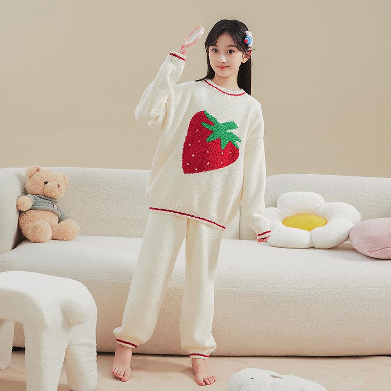 キッズ ジュニア 女の子 ルームウェア 冬 もこもこ ふわふわ 暖かい 保温 パジャマ いちご柄 フリース ポリエステル 伸縮性 ストレッチ ゆったり 厚手 上下セット 部屋着 ワンマイルウェア かわいい