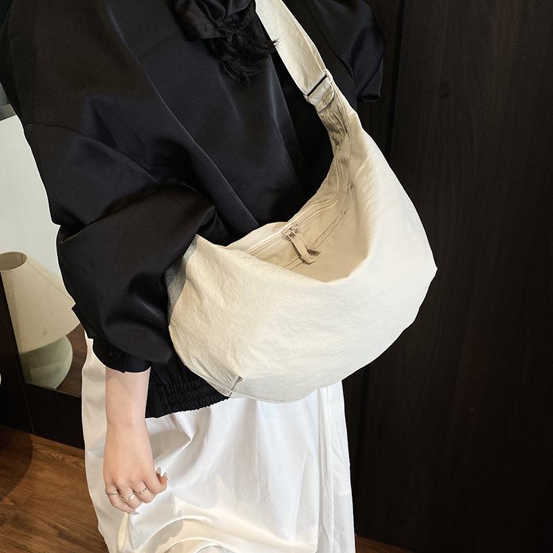 バッグ レディース 日系スタイル ナイロン 無地 水餃子型 軽量 シンプル おしゃれ 万能 カジュアル シ..