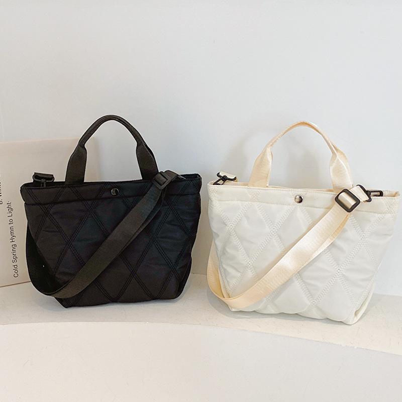 バッグ キルティング ステッチ 斜め掛け ショルダーバッグ 手提げ バケットバッグ ナイロン素材 無地 ブラック オフホワイト 大きめ ソフト 縦型 スクエア カジュアル ファッション 秋冬 通勤 普段使い