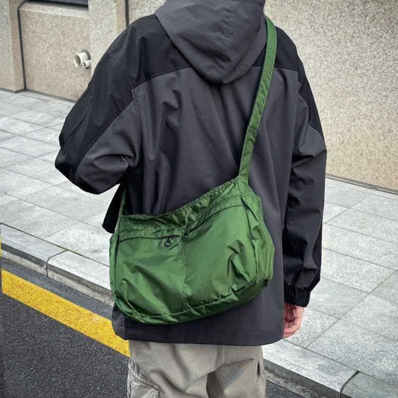 ショルダーバッグ メンズ 日系 ナイロン 防水 餃子型 大容量 斜めがけ トート 超軽量 サイクリング 普..