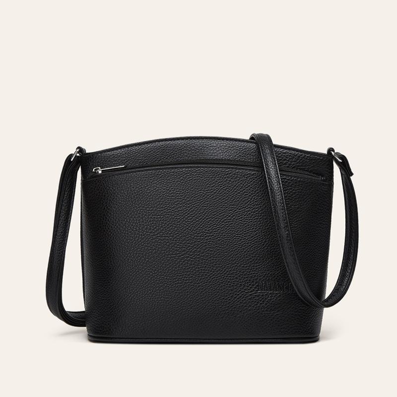 バッグ レディース 女性用 ショルダーバッグ 斜めがけ 鞄 大容量 カジュアル おしゃれ 普段使い 通勤 ママバッグ 合成皮革 フェイクレザー 横型 スクエア型 秋冬 ブラック アイボリー ベージュ