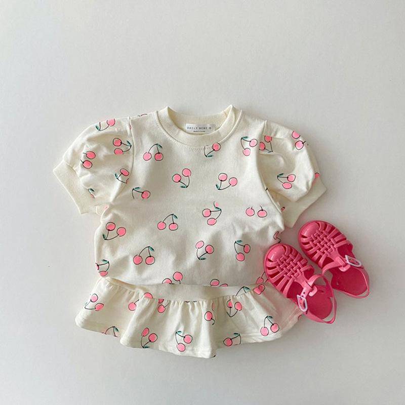 樂天商城 - キッズ 女の子 セットアップ 韓国風 半袖トップス ショート丈スカート チェリー柄 2点セット 綿 柔らかい 春夏 薄手 ベビー 幼児 かわいい おしゃれ グリーン パープル アイボリー 普段使い お出かけ