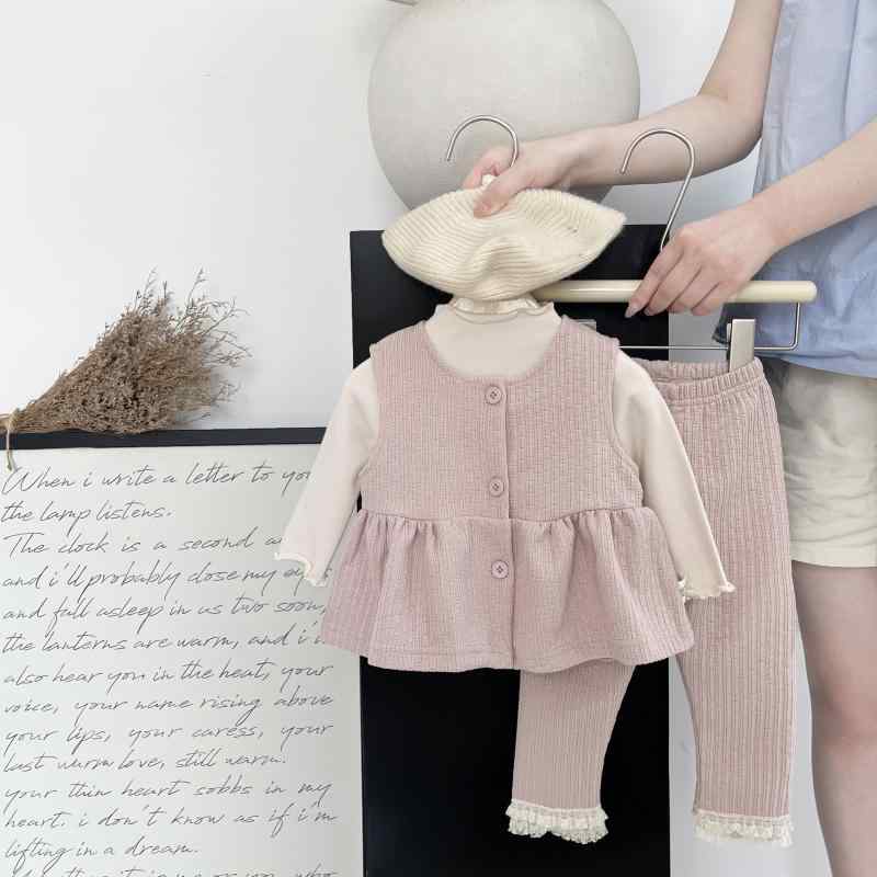 ・カテゴリ: キッズセットアップ・性別: 女の子・スタイル: 韓国風・セットタイプ: パンツスーツ・セット内容: 2点セット・適合年齢層: 幼児（1〜3歳、80〜100cm）・袖丈: 長袖・丈: ロングパンツ丈・生地加工: 柔軟加工・厚さ: 普通・柄: 無地・デザイン要素: セットアップ、かわいい、プリンセス、トレンド・主な素材: ポリエステル96%・安全基準: A類・留め具: シングルボタン・サイズ展開: 66cm、73cm、80cm、90cm、100cm