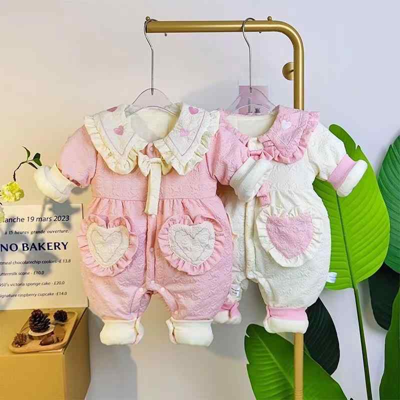 カバーオール ベビー 女の子 新生児 秋冬 裏起毛 中綿 ロンパース 長袖 フードなし 厚手 ポリエステル ピンク ホワイト ハート柄 ダブルポケット パフスリーブ 韓国風 お宮参り 退院着 プリンセス おしゃれ かわいい お出かけ着