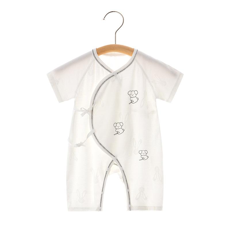 ・主な素材: ビスコース93%混紡・対象年齢: 新生児（0〜1歳、身長80cm以下目安）・性別: ユニセックス・袖丈: 半袖・厚さ: 薄手・開閉方式: 斜め前合わせ紐結び・スタイル: シンプル・カテゴリ: ベビーロンパース・カラー展開: グレー、ブルー、ピンク・サイズ展開: 52cm、59cm、66cm