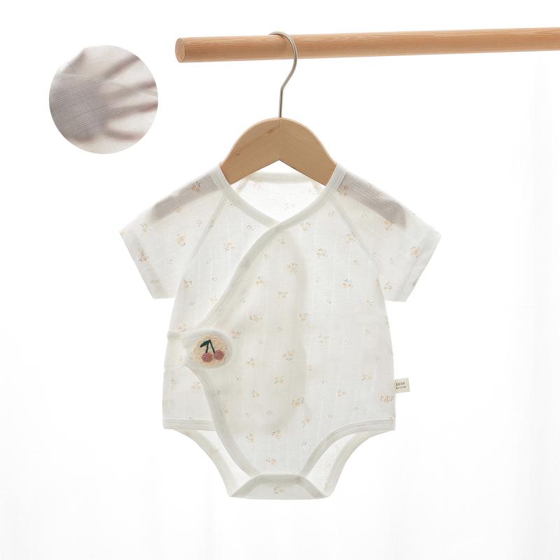 ・カテゴリ: ロンパース・主な素材: 綿100%・対象年齢: 新生児・対象性別: 男女兼用・袖丈: 半袖・厚さ: 薄手・開閉様式: 斜め前立てボタン・スタイル: カジュアル・タイプ: 三角ロンパース・カラー展開: スイートチェリー、サマースイートハート、ラビットパラダイス、霊兎ミャオミャオ、おちゃめなゾウ、くまのドゥドゥ、おどけたアシカ、マッシュルームリス