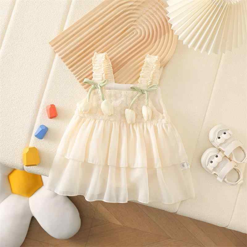 ・カテゴリ: ロンパース・スタイル: プリンセス・主な素材: 綿95%・袖丈: ノースリーブ・フード: なし・厚さ: 薄手・開閉様式: プルオーバー・性別: 女の子・対象年齢: 新生児（0～1歳）、身長80cm以下・カラー: アプリコット・サイズ展開: 66cm、73cm、80cm、90cm