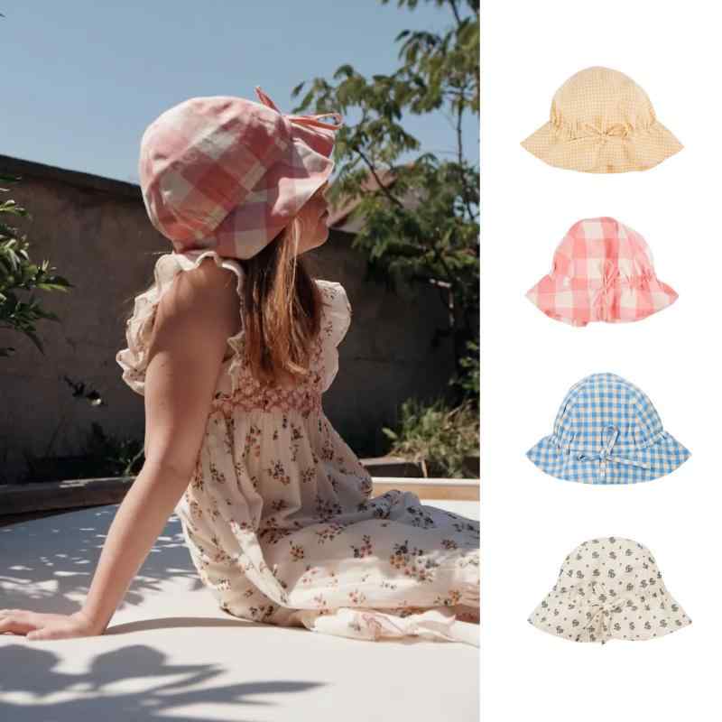 ・カテゴリ: バケットハット・スタイル: 童趣、フレッシュ＆スイート・主な素材: アクリル31%〜50%・機能: UVカット、日よけ・つばの形状: ショートブリム・帽子の形状: ラウンドトップ・柄: 形状、パターン・カラー展開: アイリス、レッドチェック、ブルーチェック・サイズ: フリーサイズ（頭囲48-52cm）・対象年齢: 2〜4歳