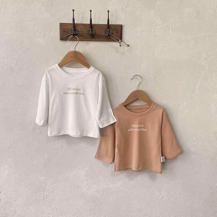 ・カテゴリ: キッズTシャツ・性別: 男女兼用・スタイル: 韓国風・対象年齢: 幼児(1〜3歳)・シーズン: 春秋、夏・生地加工: 柔軟加工・主な素材: 綿95%・安全基準: Aクラス・ネックライン: クルーネック・袖丈: 長袖・機能: 吸湿速乾・デザイン要素: トレンド・カラー展開: オフホワイト、キャメル・サイズ展開: 73cm、80cm、90cm、100cm